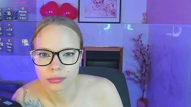 Snapshot of lucy_loy chatting on February 8, 2026, 3:32 am lucy loy online show from February 8, 2026, 3:32 am