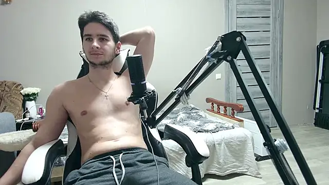 6thfingq online show from December 4, 2025, 4:38 pm