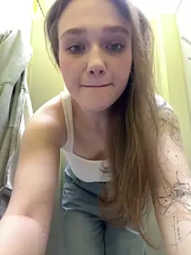 Snapshot of RussianWoman chatting on December 16, 2025, 6:29 am RussianWoman online show from December 16, 2025, 6:29 am