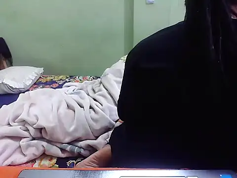 TwinRose2000 online show from December 15, 2025, 1:37 pm