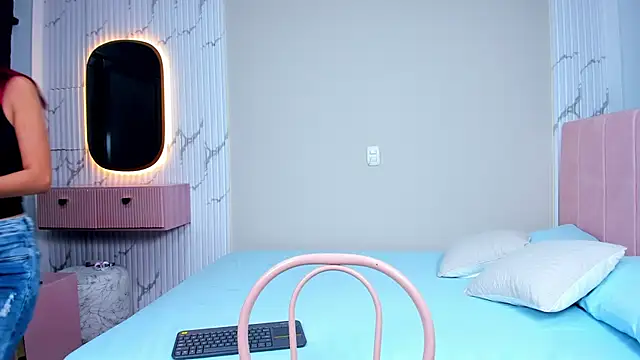 little-doll18 online show from December 18, 2025, 9:43 pm