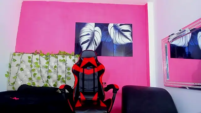 Snapshot of MiaAndTeylor chatting on November 20, 2025, 7:24 pm MiaAndTeylor online show from November 20, 2025, 7:24 pm