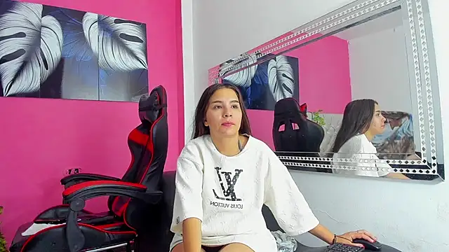 Snapshot of MiaAndTeylor chatting on December 1, 2025, 8:19 am MiaAndTeylor online show from December 1, 2025, 8:19 am