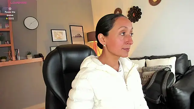 Snapshot of Violet_Kumar chatting on December 4, 2025, 7:33 pm Violet Kumar online show from December 4, 2025, 7:33 pm