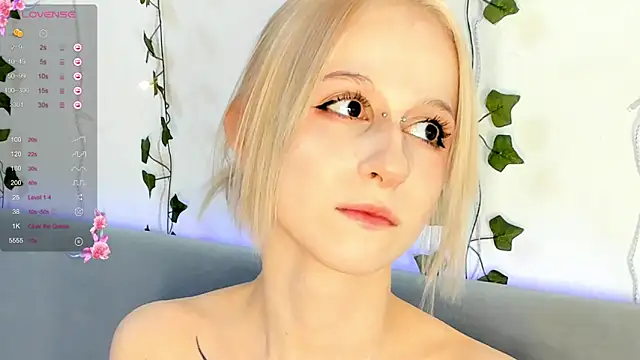 Snapshot of Annyme0w chatting on December 5, 2025, 4:47 pm Annyme0w online show from December 5, 2025, 4:47 pm