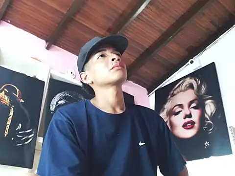 crissex3 online show from February 19, 2026, 1:29 pm