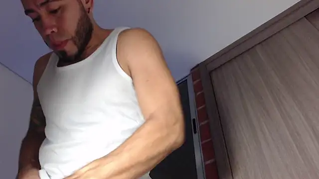 Snapshot of MikeSantoss1 chatting on December 18, 2025, 1:11 am MikeSantoss1 online show from December 18, 2025, 1:11 am