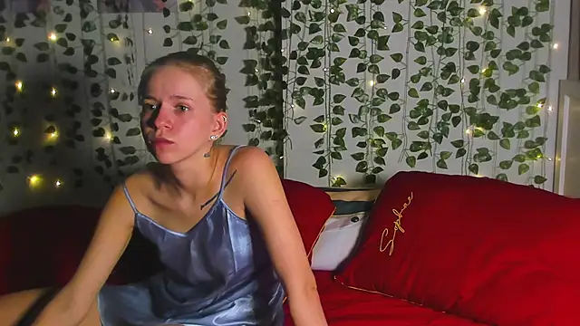 Snapshot of Cute_Beautiful_Princess chatting on December 3, 2025, 11:03 pm Cute Beautiful Princess online show from December 3, 2025, 11:03 pm