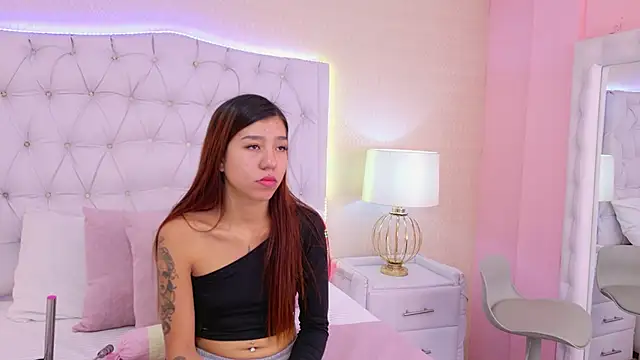 Snapshot of ViolettFrosst chatting on December 17, 2025, 6:25 pm ViolettFrosst online show from December 17, 2025, 6:25 pm