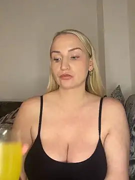 BootyQueenApril online show from December 13, 2025, 10:04 pm