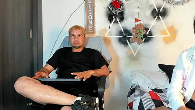 Snapshot of StephaniaAndRandy chatting on December 19, 2025, 1:18 pm StephaniaAndRandy online show from December 19, 2025, 1:18 pm