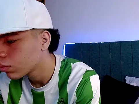 Snapshot of Lincon_Ale chatting on December 17, 2025, 8:37 pm Lincon Ale online show from December 17, 2025, 8:37 pm