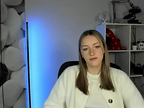 Snapshot of EvelynBlond chatting on November 24, 2025, 6:35 am EvelynBlond online show from November 24, 2025, 6:35 am