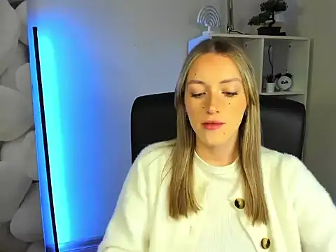 Snapshot of EvelynBlond chatting on November 25, 2025, 6:24 am EvelynBlond online show from November 25, 2025, 6:24 am