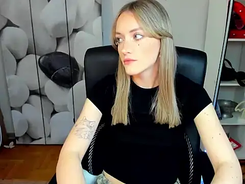 Snapshot of EvelynBlond chatting on November 27, 2025, 1:35 pm EvelynBlond online show from November 27, 2025, 1:35 pm