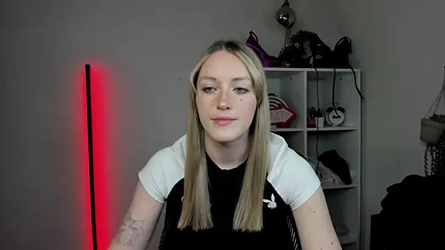 EvelynBlond online show from April 7, 2026, 12:27 pm