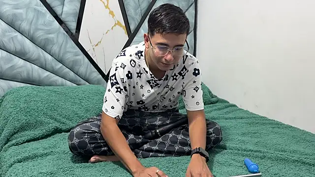 DereckxSophia online show from December 15, 2025, 3:22 am