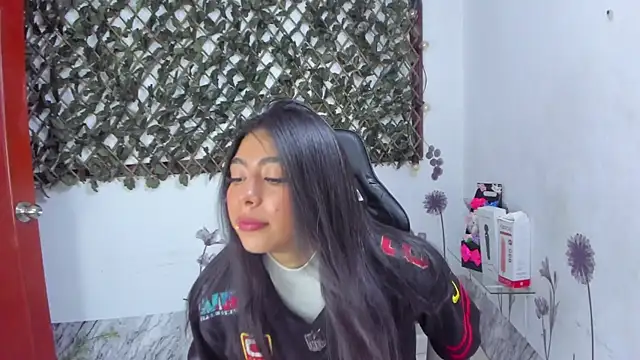 Snapshot of NaommiCampbell chatting on November 21, 2025, 9:57 pm NaommiCampbell online show from November 21, 2025, 9:57 pm