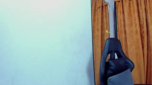 Snapshot of NaommiCampbell chatting on December 4, 2025, 2:15 pm NaommiCampbell online show from December 4, 2025, 2:15 pm