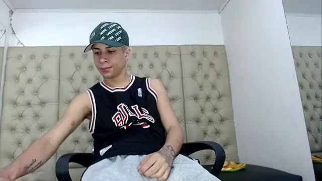 Snapshot of HollmanFronsh chatting on December 15, 2025, 2:49 am HollmanFronsh online show from December 15, 2025, 2:49 am