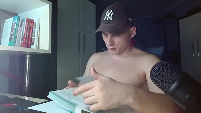 Snapshot of Poliglotjoe1 chatting on November 28, 2025, 6:54 pm Poliglotjoe1 online show from November 28, 2025, 6:54 pm