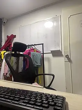 Snapshot of charlie_bass chatting on December 5, 2025, 4:10 am charlie bass online show from December 5, 2025, 4:10 am