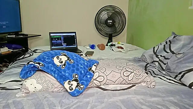 Snapshot of nelielg6 chatting on February 11, 2026, 8:47 pm nelielg6 online show from February 11, 2026, 8:47 pm