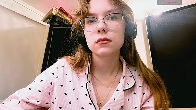 Snapshot of LouettaTornese chatting on November 24, 2025, 1:00 pm LouettaTornese online show from November 24, 2025, 1:00 pm