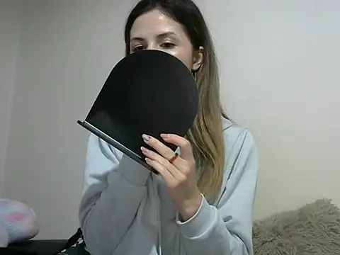 Erii18 online show from November 22, 2025, 2:16 pm