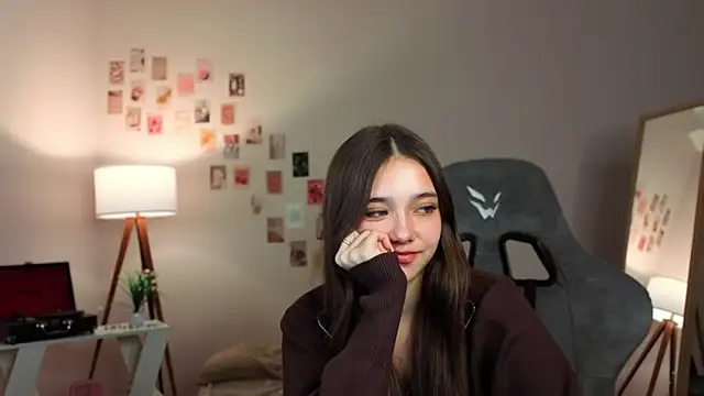 Snapshot of Vexorine chatting on December 13, 2025, 8:14 pm Vexorine online show from December 13, 2025, 8:14 pm