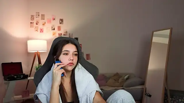 Snapshot of Vexorine chatting on December 15, 2025, 6:56 pm Vexorine online show from December 15, 2025, 6:56 pm