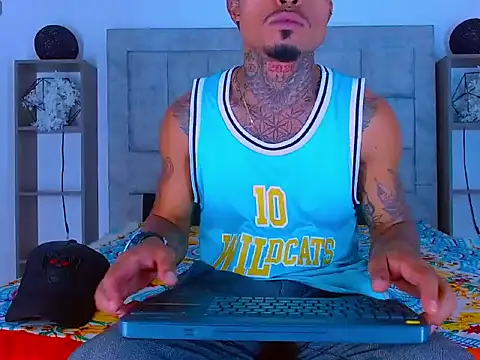 Snapshot of Hot_Latino_x chatting on February 20, 2026, 12:49 pm Hot Latino x online show from February 20, 2026, 12:49 pm