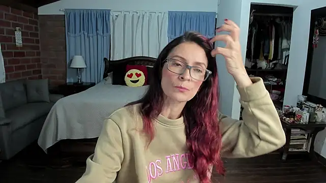 Snapshot of Charlotte-Willson chatting on November 26, 2025, 1:06 am Charlotte-Willson online show from November 26, 2025, 1:06 am