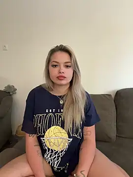 Snapshot of Ibolya_7 chatting on May 8, 2026, 5:07 pm Ibolya 7 online show from May 8, 2026, 5:07 pm