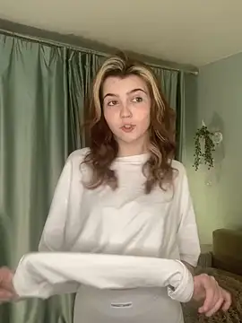 Snapshot of FannyRay chatting on December 16, 2025, 11:10 pm FannyRay online show from December 16, 2025, 11:10 pm