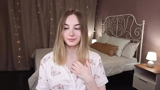 Snapshot of Shy_Polly chatting on February 6, 2026, 12:04 am Shy Polly online show from February 6, 2026, 12:04 am