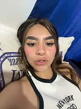 Yunaraa online show from November 27, 2025, 8:11 pm