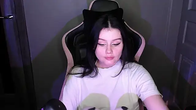 Moon raven online show from February 16, 2026, 11:01 pm