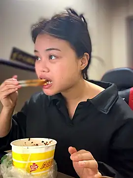 Snapshot of Toffee-00 chatting on January 18, 2026, 9:13 am Toffee-00 online show from January 18, 2026, 9:13 am