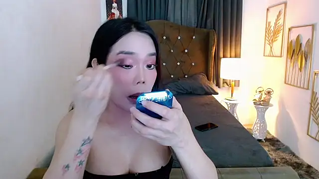 hollyyumiloove online show from July 17, 2026, 10:55 am