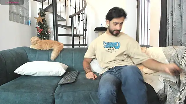 Snapshot of heteros_curious chatting on December 21, 2025, 9:33 pm heteros curious online show from December 21, 2025, 9:33 pm