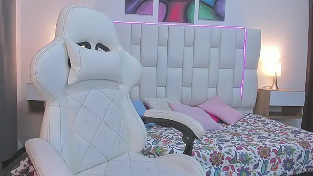 mask red girl online show from March 18, 2026, 1:25 pm