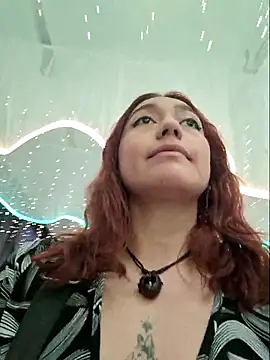 Snapshot of Eveeelyn25 chatting on December 21, 2025, 10:50 pm Eveeelyn25 online show from December 21, 2025, 10:50 pm