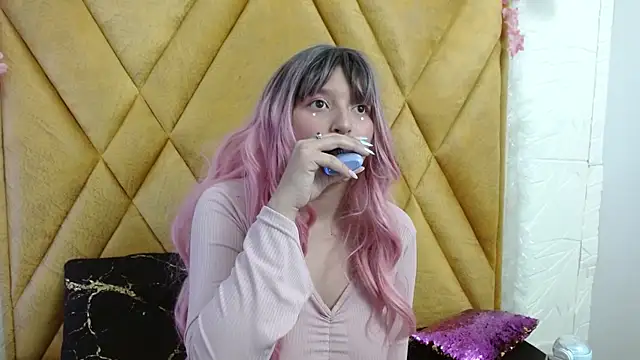 Snapshot of CandySwan chatting on December 18, 2025, 3:45 am CandySwan online show from December 18, 2025, 3:45 am