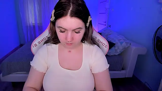 lovelyy julia online show from February 24, 2026, 8:23 am