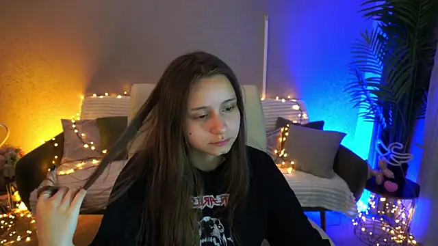 TinyNatalie online show from May 18, 2026, 4:18 am