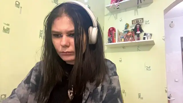 Snapshot of TraceeSchutt chatting on December 4, 2025, 12:14 pm TraceeSchutt online show from December 4, 2025, 12:14 pm