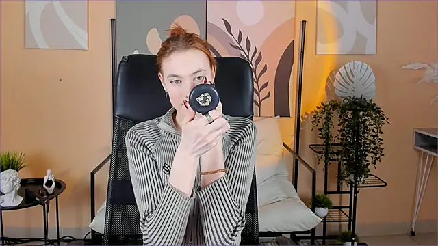 Snapshot of SierraHarper chatting on December 14, 2025, 4:45 pm SierraHarper online show from December 14, 2025, 4:45 pm