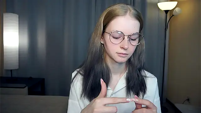 Snapshot of ToyaPletz chatting on December 1, 2025, 5:29 pm ToyaPletz online show from December 1, 2025, 5:29 pm