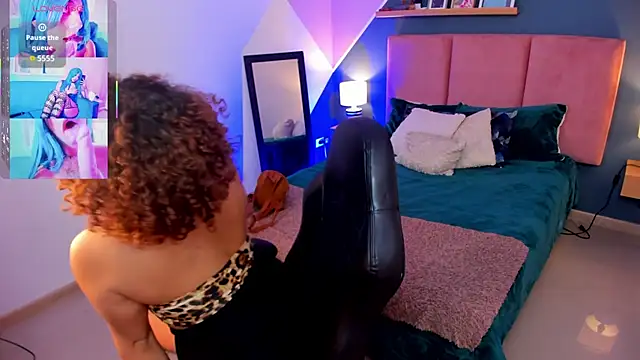 Snapshot of Raven_Curly chatting on November 26, 2025, 4:35 am Raven Curly online show from November 26, 2025, 4:35 am